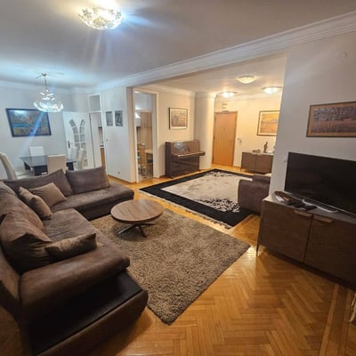 Miete einer geräumigen 3-Zimmer-Wohnung, 100 m², mit zwei Terrassen in Neu-Belgrad, Serbien